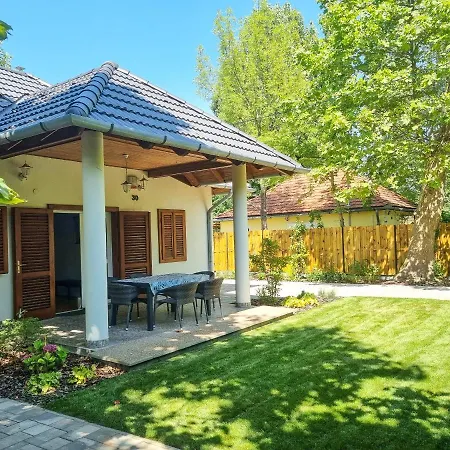 Hungaria Vendeghaz Apartment